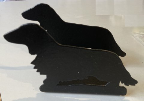 brevholder/servietholder m/langhret gravhund