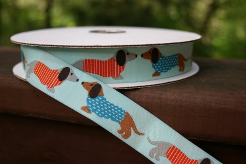 Kantbnd lysebl, m/gravhunde i sweater