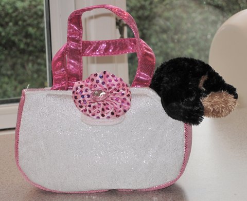 hvid og pink taske med blomst til lille plysgravhund